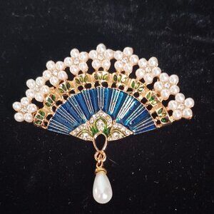 NWOT Faux Pearl Fan Brooch